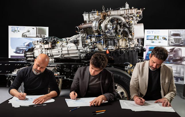 STII 3 Designers Sketching 1M6A7335 1800X1200